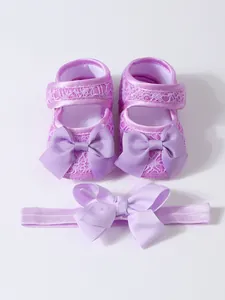 Detailansicht der lila Spitzen-Babyschuhe für Mädchen mit passendem Schleifen-Stirnband-Set