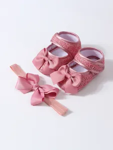 Detaillierte Ansicht rosa Baby Mädchen Lauflernschuhe aus Spitze mit Schleife und Stirnband