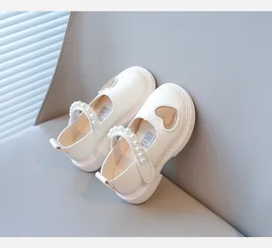 Chaussures Mary Jane pour filles, couleur crème, avec brides en perles et cœurs brodés.