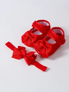 Elegante rote Baby-Prinzessinnenschuhe mit großer Schleife und passendem Stirnband