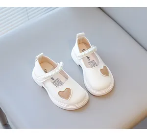Vue détaillée de chaussures Mary Jane blanches pour filles avec bride en perles et cœur