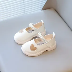 Chaussures Princesse Mary Jane pour Filles Nœud Écusson Cœur Perles Artificielles Blanc Cassé Ballerines en Similicuir