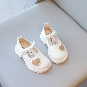 Élégantes chaussures Mary Jane blanches pour filles avec bride en perles et cœur
