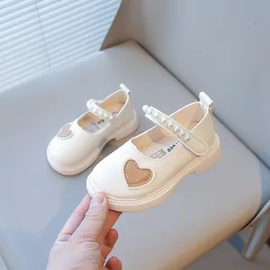 Chaussures Mary Jane crème élégantes pour filles avec applique cœur et sangle perles