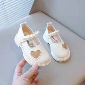 Élégantes chaussures Mary Jane beiges pour filles avec perles et patch cœur