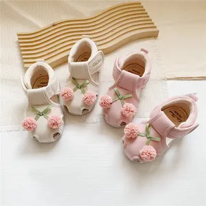 Lindas sandalias de paseo para bebé niña en rosa y beige con detalles de pompones