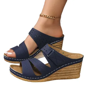 Sandales compensées bleu marine pour femmes avec semelles épaisses et brides ajourées chic