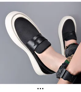 Detailopname van zwarte ademende mesh loafers voor heren met platformzolen