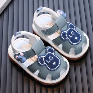 Detail van blauwe baby sandalen met beertje en zachte antislip zool voor peuters in de zomer