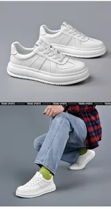 Vue détaillée de baskets blanches à semelles épaisses en similicuir texturé avec lacets.