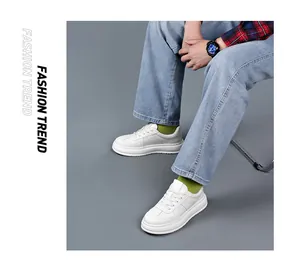 Gros plan de baskets blanches à plateforme pour hommes portées avec un jean bleu.
