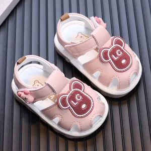 Detail van roze piepende baby sandalen met beertjesmotief en stijlvol LC-logo