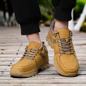 Vue rapprochée des chaussures de randonnée basses sur un pont en bois en plein air