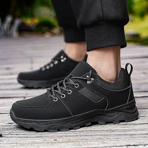 Vue détaillée de chaussures de randonnée basses noires avec semelle en caoutchouc