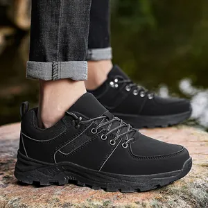 Détail des chaussures de randonnée extérieures noires pour hommes sur terrain accidenté