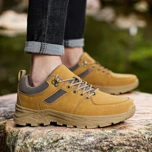 Vue détaillée de chaussures de randonnée basses jaunes portées sur une surface rocheuse naturelle