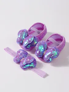 Vista detallada de zapatos de bebé de encaje morado y diadema con lazo de lentejuelas