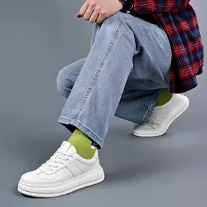 Baskets blanches à semelle compensée pour hommes dans un style décontracté chic