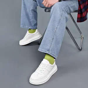 Baskets blanches à semelles épaisses pour hommes dans un style décontracté moderne