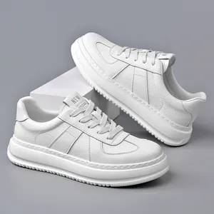 Baskets blanches pour hommes avec semelles compensées et texture en cuir respirant.