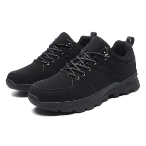 Chaussures de randonnée noires à tige basse pour le plein air avec semelles en caoutchouc