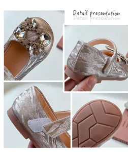 Κοντινό πλάνο glitter παπουτσιών για κορίτσια με στρας καρδιές και αντιολισθητική σόλα.