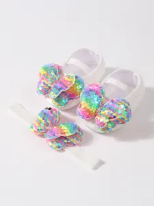 Conjunto de zapatos y diadema de encaje blanco con mariposas de lentejuelas.