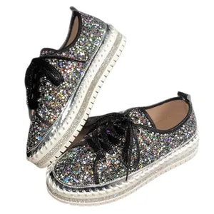 Glitzernde Damen-Plateau-Sneaker mit Pailletten, Strasssohle und schwarzen Schnürsenkeln.