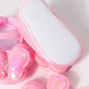 Zapatos de princesa para bebé en encaje rosa con mariposa de lentejuelas y suela.