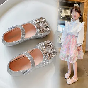 Zapatos Mary Jane plateados para niña con hebilla de pedrería y suela antideslizante.