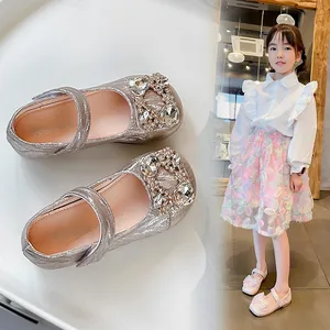 Elegantes zapatos Mary Jane plateados brillantes para niñas con hebilla decorativa de pedrería