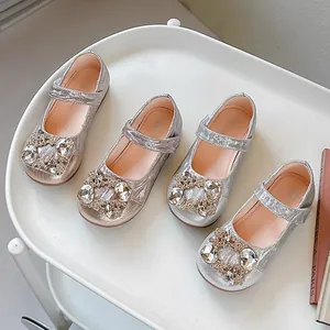 Elegantes zapatos Mary Jane brillantes para niñas con grandes adornos de strass.