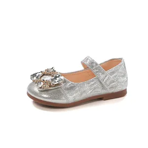 Zapatos plateados brillantes de niña tipo Mary Jane con hebilla de pedrería y suela