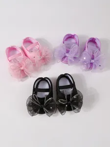 Baby Prinzessinnenschuhe Set mit großen Netzschleifen in Rosa, Lila und Schwarz.