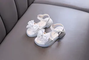 Detailansicht weißer Mädchen Prinzessinnen Sandalen mit funkelnder Strass Schleifen Deko
