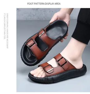 Gros plan de mules en cuir marron pour hommes avec double boucle et semelle noire.