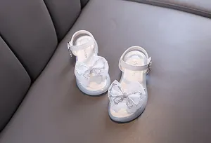 Weiße Prinzessinnen-Sandalen für Mädchen mit glitzernder Schmetterlings-Schleife aus Strass