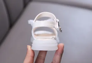 Rückansicht von weißen Prinzessinnen-Sandalen für Mädchen mit weicher dicker Sohle