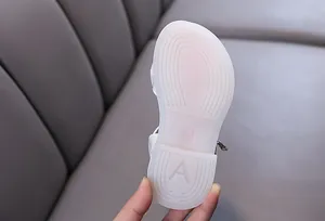 Detailansicht der rutschfesten Gummisohle für Mädchen Prinzessin Sandalen.