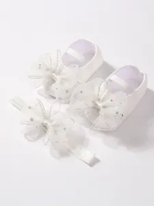 Niedliches Set aus weißen Baby-Prinzessinenschuhen und Stirnband mit Spitzenschleifen