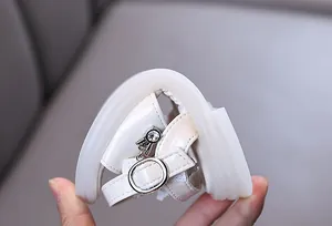 Detailaufnahme der weichen und flexiblen weißen Sohle dieser schicken Mädchensandalen.