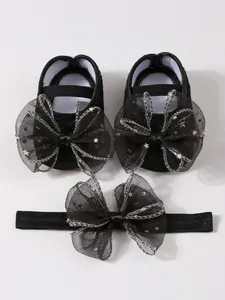Detailansicht Baby-Prinzessin-Schuhe und Stirnband-Set mit großen Netzschleifen