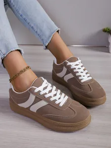 Κομψά καφέ γυναικεία sneakers με πλατφόρμα, λευκές λεπτομέρειες και κορδόνια