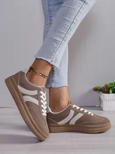 Γυναικεία καφέ και λευκά sneakers με χοντρή σόλα σε κλασικό σχέδιο German trainer