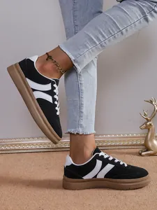 Λεπτομερής πλάγια όψη γυναικείων sneakers με πλατφόρμα σε ασπρόμαυρο στυλ GAT