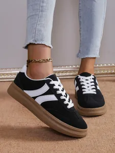 Κομψά ασπρόμαυρα γυναικεία sneakers με πλατφόρμα και κλασικές σόλες από καουτσούκ.