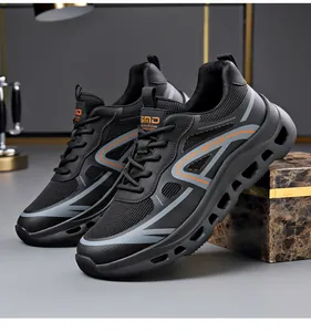 Vista dettagliata delle scarpe da corsa in mesh nero traspirante con accenti arancioni e suola.