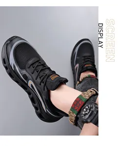 Vista dettagliata delle scarpe da corsa in mesh nero traspirante da uomo con suola leggera