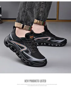 Vista dettagliata delle scarpe da corsa da uomo in mesh traspirante con suola morbida