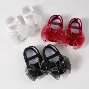 Süße Baby-Prinzessinnenschuhe mit großen Spitzenschleifen in Weiß, Rot und Schwarz